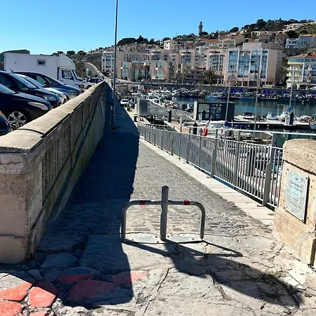 Ipanema - Joli Bateau A Quai *