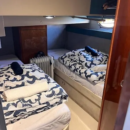 Ipanema - Joli Bateau A Quai Botel Sète