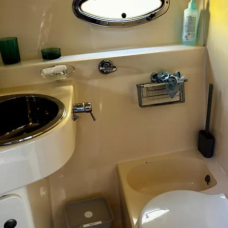 Ipanema - Joli Bateau A Quai Botel Sète